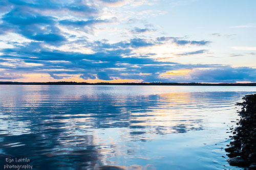 Auringonlasku sininen järvimaisema