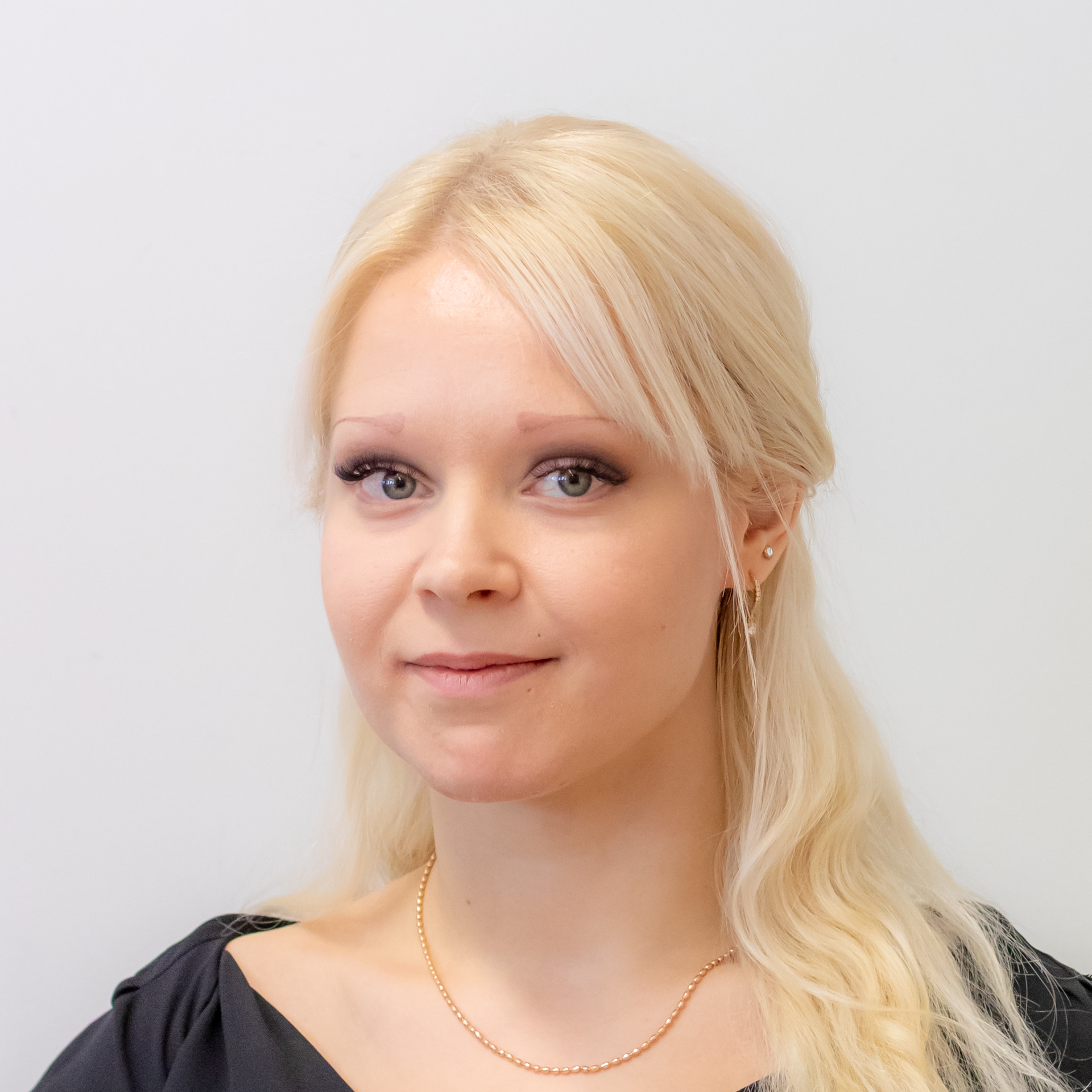 Vaalea nainen kuvassa.