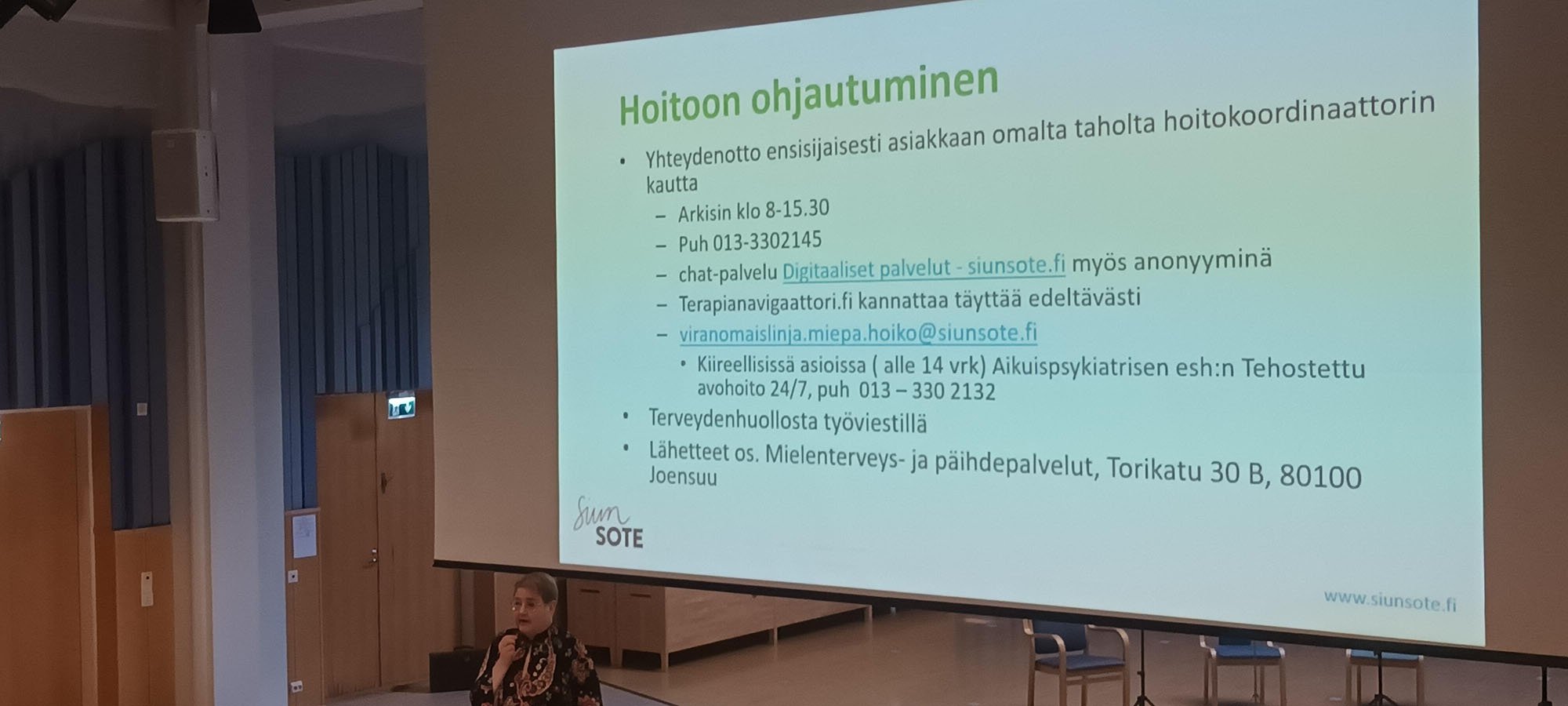 Luentoaineistoa valkokankaalla.