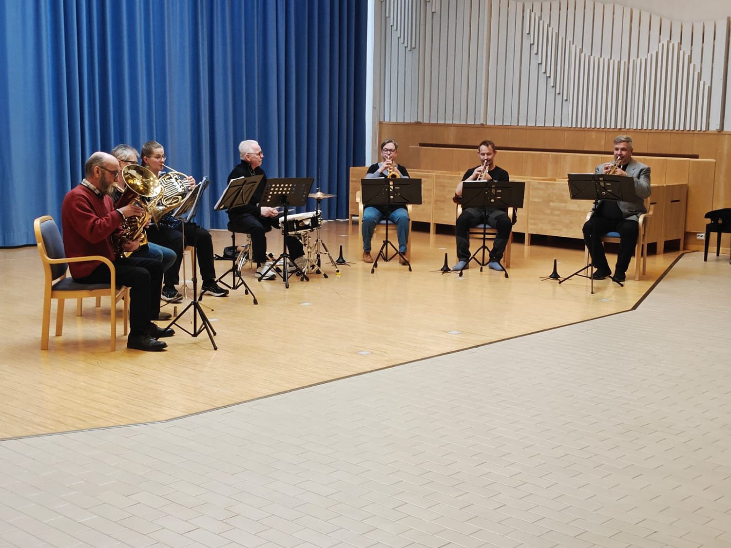 Orkesteri soittaa.
