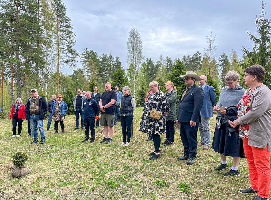 Kunnanvaltuutetut istuttavat kääpiokuusia Möhkön arboretumiin