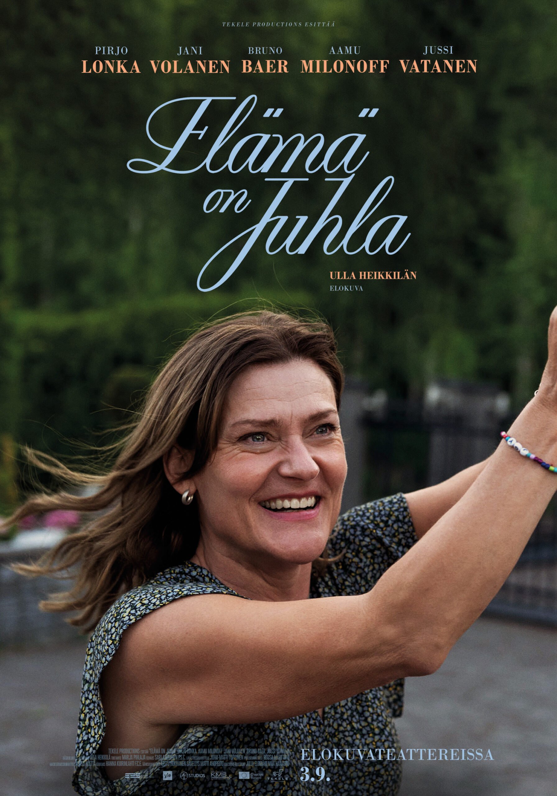 Hymyilevä nainen kädet ylhäällä