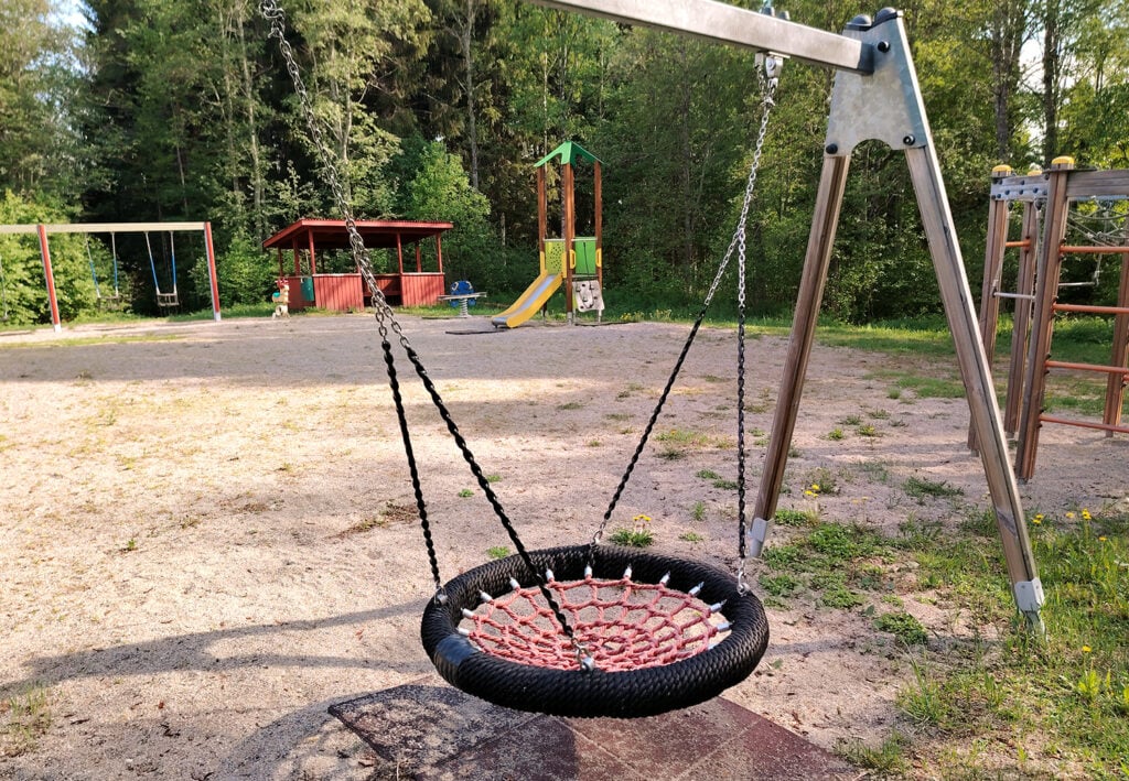 Hämähäkkikeinu leikkikentällä.