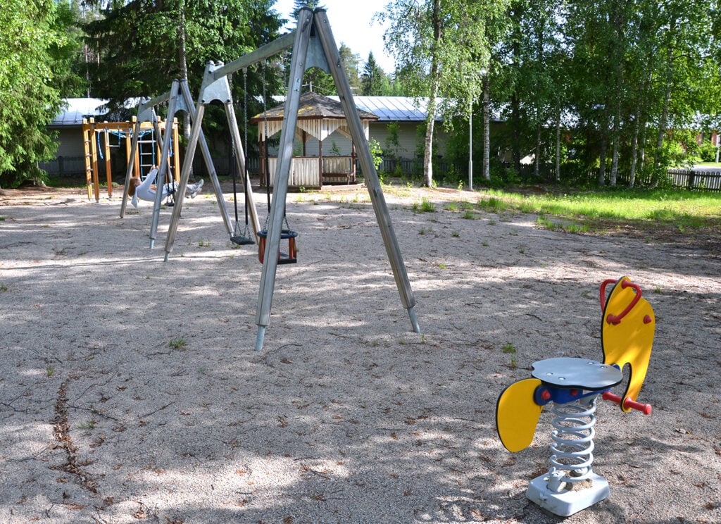 Lapsi keinuu leikkipuistossa.