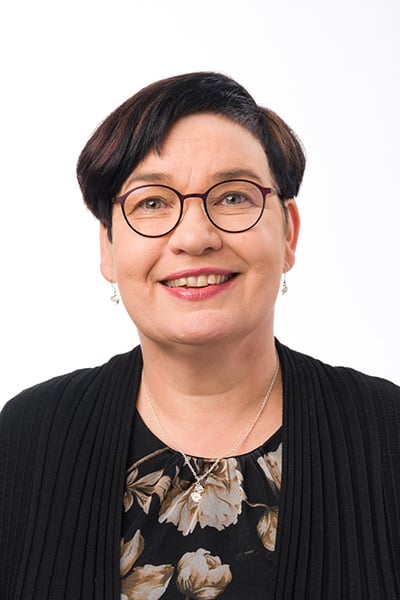 Nainen henkilökuvassa.