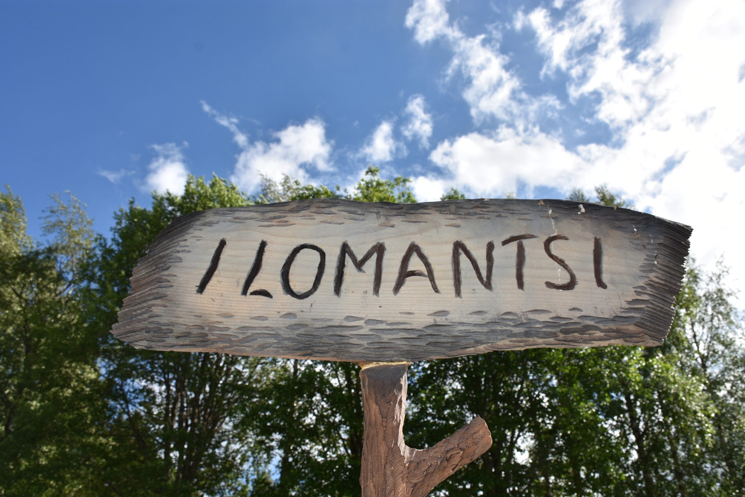 Puulankulle tehty Ilomantsi-kyltti.