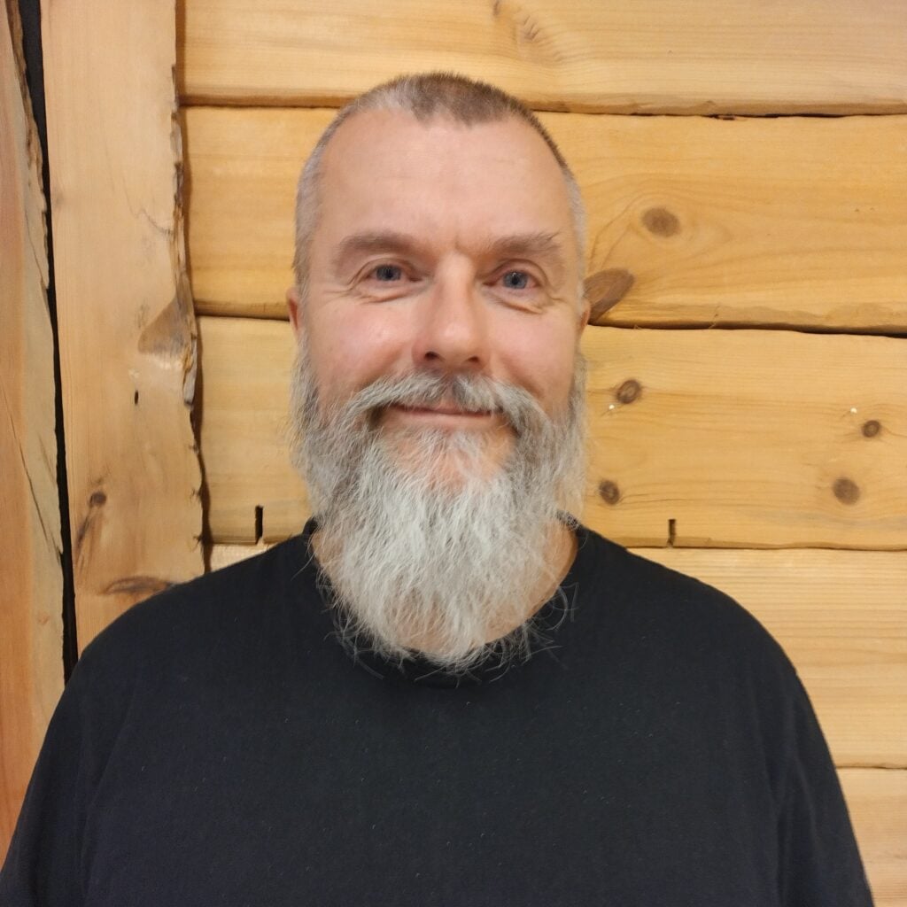 Mies henkilökuvassa.