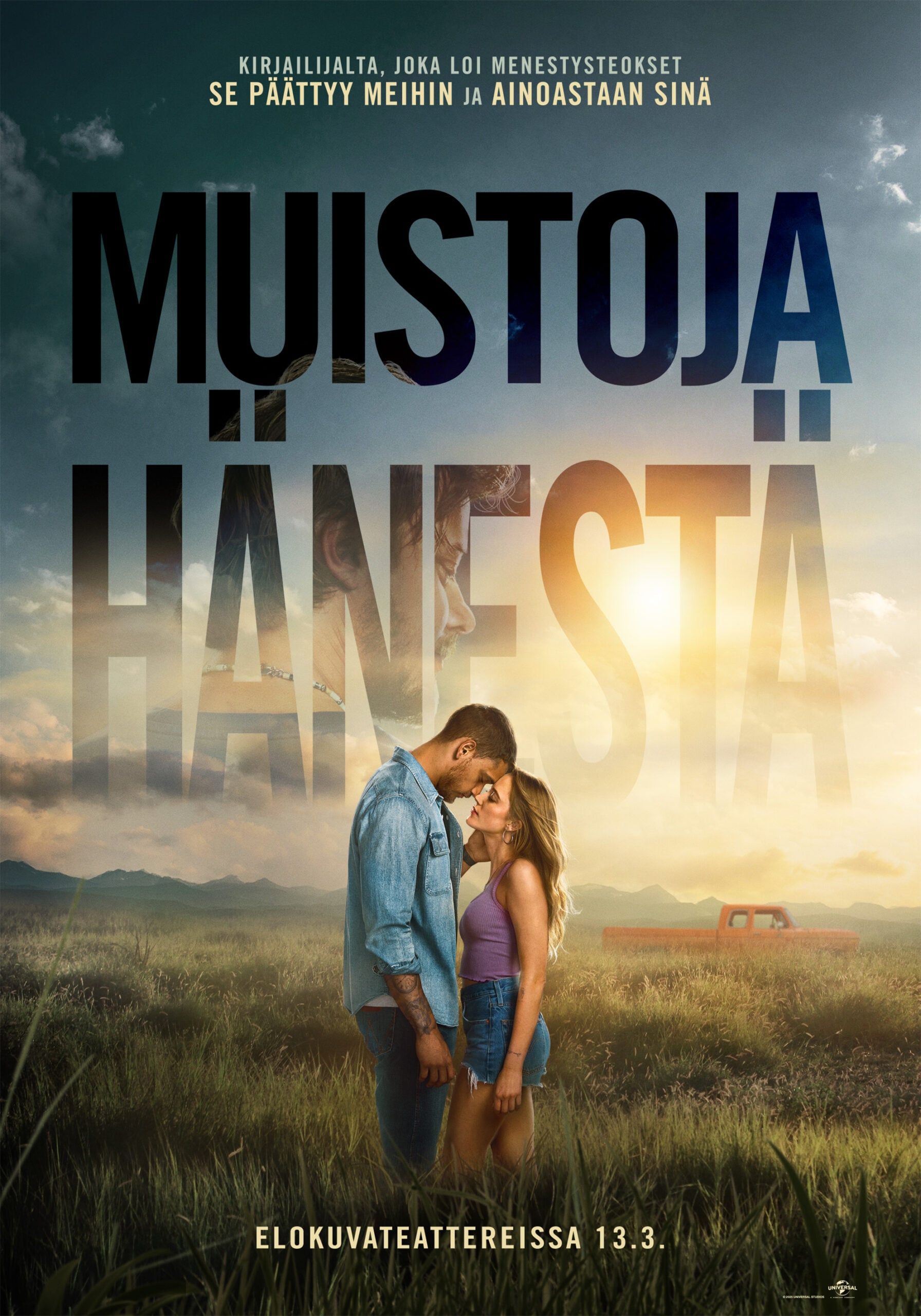 Mies ja nainen halaavat heinäpellolla.